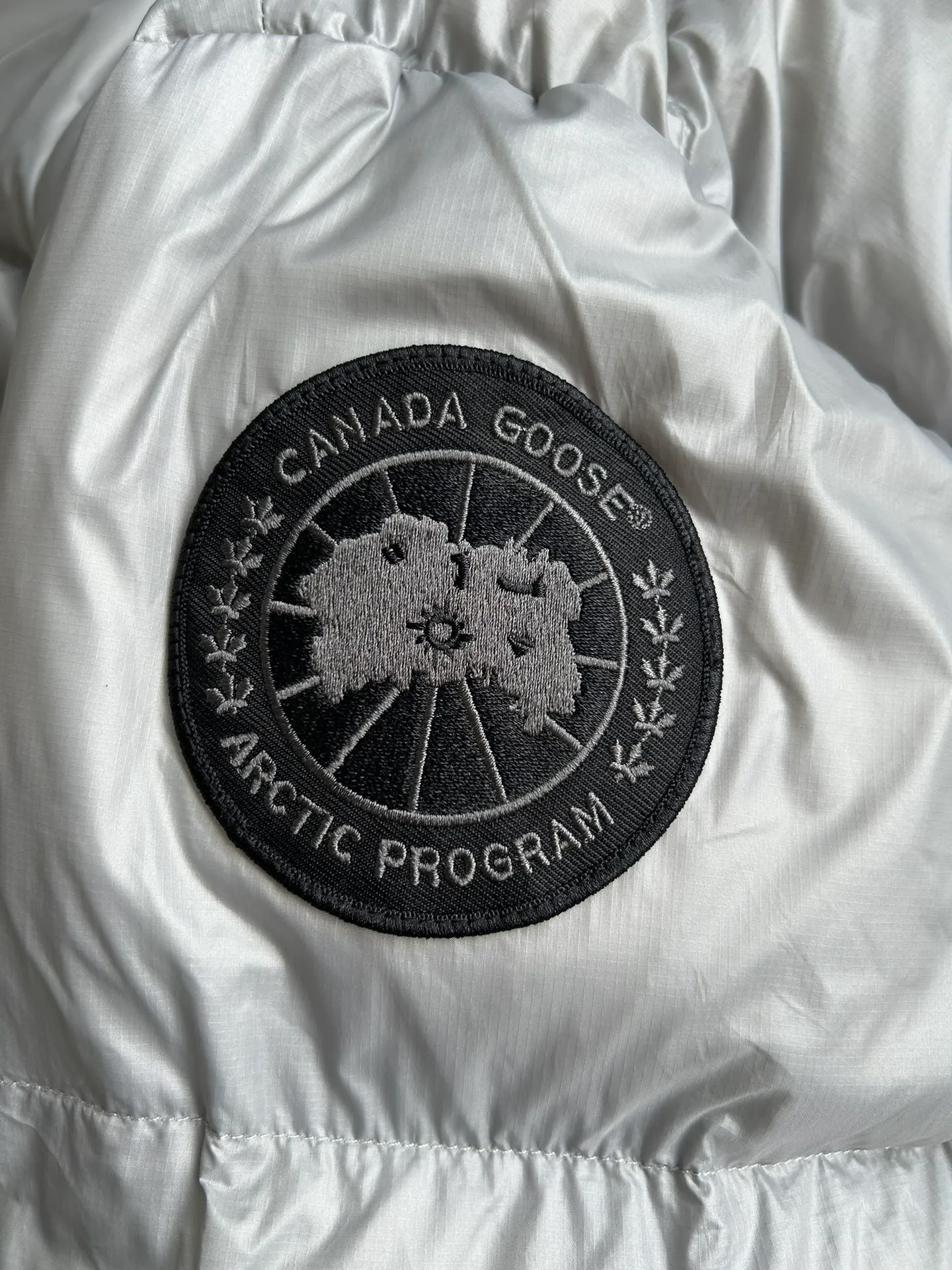 P820 ​​Gray Black Label Style No.: Y111 𝘾𝘼𝙉𝘼𝘿𝘼 𝙂𝙊𝙊𝙎𝙀/Canada Goose 2023 Limited New Crofton Puff Down Jacket Pure Guangzhou Inspection 80 White Duck Down Filling‼  Top version, ceiling level‼ Crofton soft bread, the latest style in 2023, has a cold protection effect of up to level 4. It is made of recycled Feather-Light tear-resistant fabric. It is ultra-light and has no weight on the upper body at all! The unique black label highlights your temperament‼  Canada Goose, a Canadian brand, has always been recognized as the warmest down jacket. Various Instagram celebrities, Internet celebrities, and celebrities often wear it for street photos. I do Canada Goose every year, but I still can’t get rid of my love for the geese. No matter how cold the winter is, there is no need to be afraid, because there are geese! Filled with 80% white duck down, Canada Goose is the legendary warmest down jacket and is known as a must-have for Arctic outdoor sports! The most popular down jacket in the world, celebrities are rushing to buy it, it is a must-have! Same style for men and women Size: S~XXL